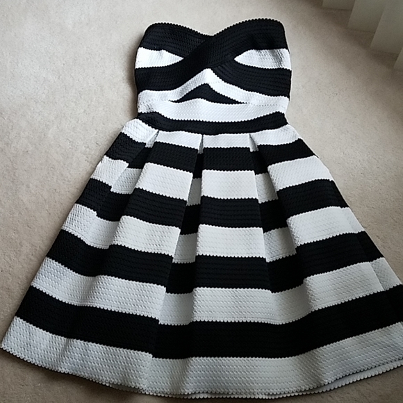 Express Dresses & Skirts - Express black and white dress size xs